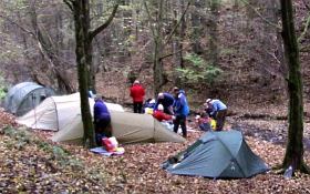 2010 kampje langs een beekje